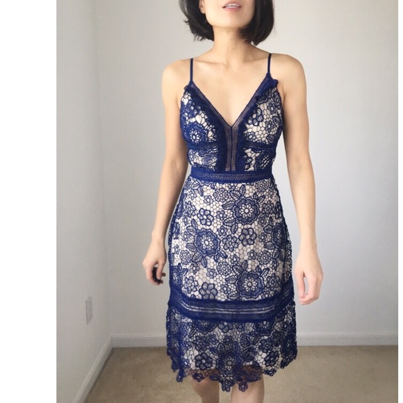 FEMININE CROCHETED LACE DRESS - WITH NUDE LINING - Picture 4 of 7